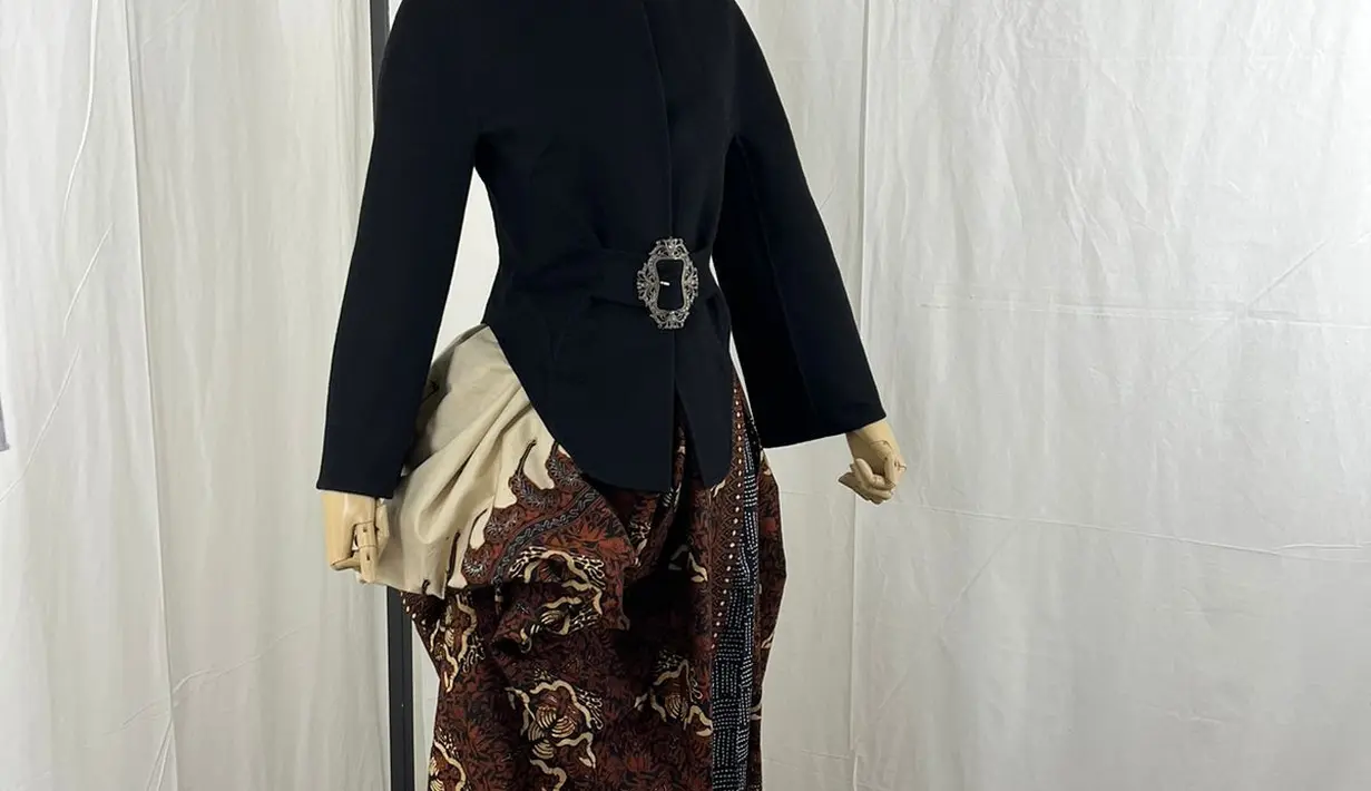 <p>Di bagian Njawani, Auguste merangkul budaya, gaya hidup dan falsafah orang Jawa. Ia juga mengkaitkan dengan relasi kultur Peranakan dan keturunan pendatang lain. Dibekali pemahaman sejarah transnasional seraya tetap menaruh hormat pada tradisi, rancangan Auguste dapat berevolusi, bebas dari konvensi yang statis, lepas dari batasan, politik, dan ketabuan yang tidak berdasar. [ Foto dok : Auguste Soesastro.]</p>