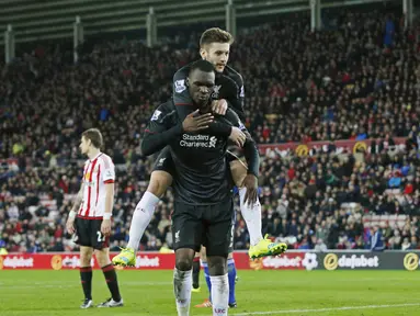 Pemain Liverpool, Christian Benteke merayakan gol bersama Adam Lalana saat bertandang ke markas Sunderland pada lanjutan Liga Premier Inggris di Stadion Light, Inggris, Kamis (31/12/31) dini hari WIB. (Reuters/Andrew Yates)