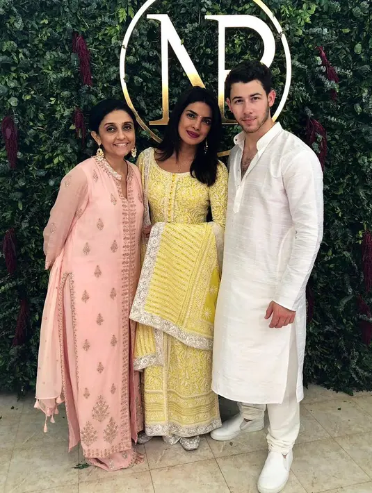 "Satu-satunya cara untuk melakukan ini (pertunangan) adalah dengan keluarga dan Tuhan. Terima kasih untuk doa dan berkatnya," tulis Priyanka. (instagram/stylebyami)