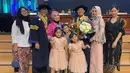 Wakil Gubernur Jawa Barat periode 2013-2018 dan anak lulus dari Fakultas Politik. Potret bahagia Deddy bersama istri, anak dan cucunya saat wisuda pada 8 Agustus 2023 lalu. [Instagram/deddy_mizwar]