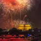 Warga dari atas kapal di Sungai Potomac menyaksikan pertunjukan kembang api pada perayaan Hari kemerdekaan Amerika di National Mall, Washington, Rabu (4/7). AS merayakan hari kemerdekaan pada 4 Juli atau dikenal Independence Day 4th July (AP/J. David Ake)