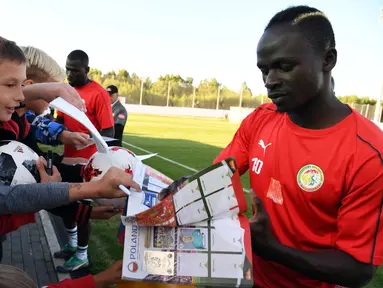 Meski telah bergelimang kesuksesan, bintang Liverpool Sadio Mane tetaplah pribadi yang rendah hati dan sederhana. Ia sama sekali tak terpancing dan berniat meniru gaya hidup glamor pesepak bola lainnya. Berikut 8 fakta kesederhanaan Sadio Mane. (AFP/Issouf Sanogo)