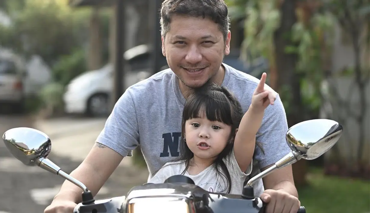 Meski telah berpisah dengan dan hak asuh jatuh pada Gisel, Gading tetap memberi perhatian pada putri semata wayangnya. Gading kerap menghabiskan waktu bersama Gempi di sela-sela kesibukannya. (Liputan6.com/IG/gadiiing)