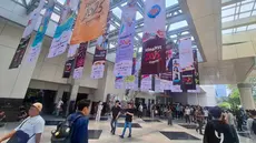 Pengunjung menghadiri pembukaan IdeaFest 2026 di Jakarta Convention Center, Senayan, Jakarta, Jumat (4/9/2026). IdeaFest 2026 mengusung tema “ReHumanize” yang menyoroti pentingnya peran manusia di tengah perkembangan teknologi, khususnya kecerdasan buatan (AI). Festival kreatif tersebut berlangsung selama tiga hari, 4-6 September 2026, dengan menghadirkan lebih dari 200 pembicara dari berbagai industri serta menjadi ruang pertemuan komunitas kreatif untuk bertukar ide dan inovasi secara langsung. (KLY/Budy Santoso)