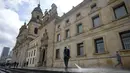 Seorang pekerja membersihkan trotoar di luar Katedral menjelang upacara pelantikan presiden di Bogota, Kolombia, Kamis, 4 Agustus 2022. Gustavo Petro akan menggantikan Iván Duque Márquez sebagai presiden Kolombia. (AP Photo/Fernando Vergara)