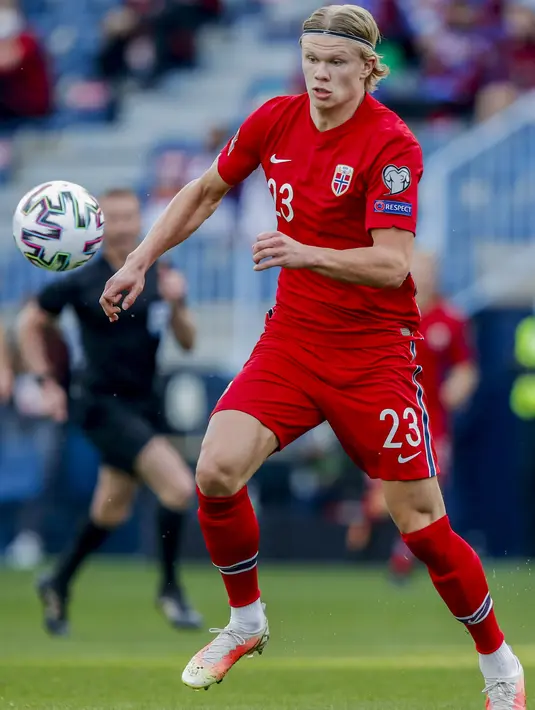 Penyerang Norwegia, Erling Haaland mengontrol bola saat bertanding melawan Turki pada lanjutan Kualifikasi Piala Dunia 2022 zona Eropa Grup G di stadion La Rosaleda di Malaga, Spanyol, Minggu (28/3/2021). Turki menang telak atas Norwegia 3-0. (AP Photo/Fermin Rodriguez)