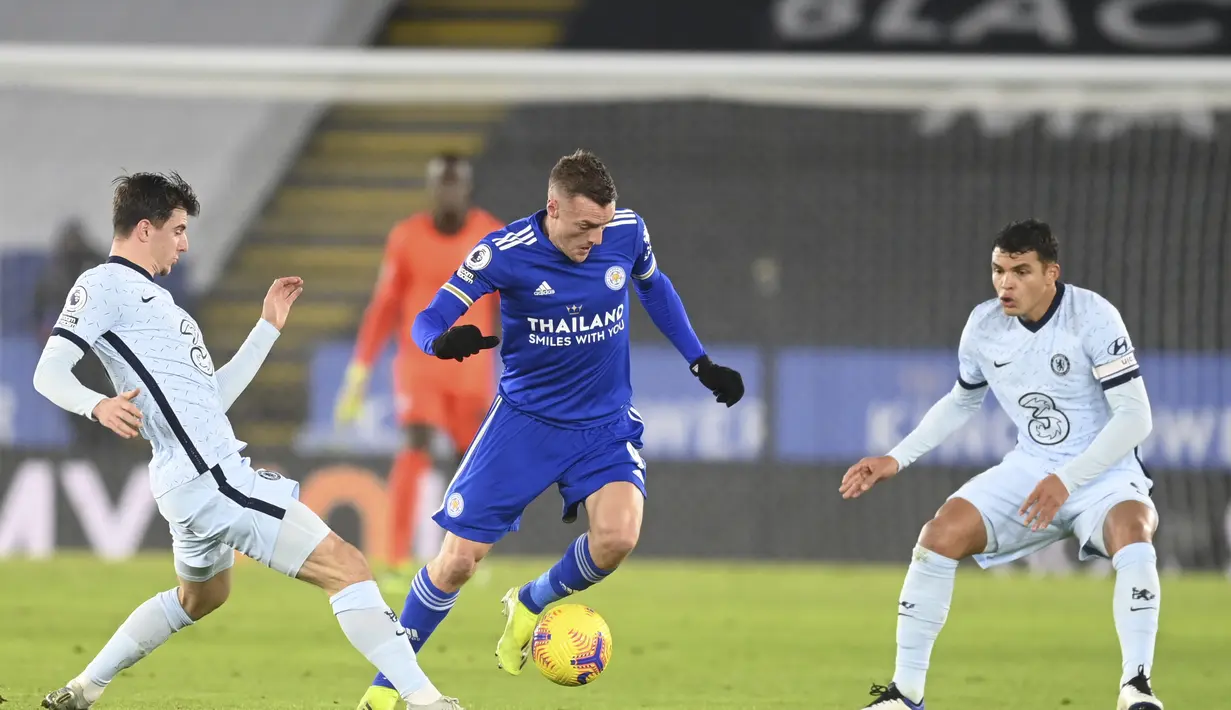 Penyerang Leicester City, Jamie Vardy berusaha melewati dua pemain Chelsea pada pertandingan lanjutan Liga Inggris di Stadion King Power, Rabu (20/1/2021). Leicester menang atas Chelsea 2-0. (Michael Regan/Pool via AP)