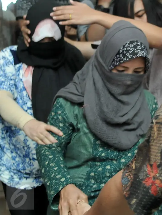 Pembantu rumah tangga (PRT) anggota DPR dari F-PPP, Ivan Haz berjalan keluar dari ruang sidang panel MKD di Jakarta, Senin (7/4). Mereka diperiksa sebagai saksi serta korban kasus penganiayaan yang diduga dilakukan Ivan Haz. (Liputan6.com/Johan Tallo)