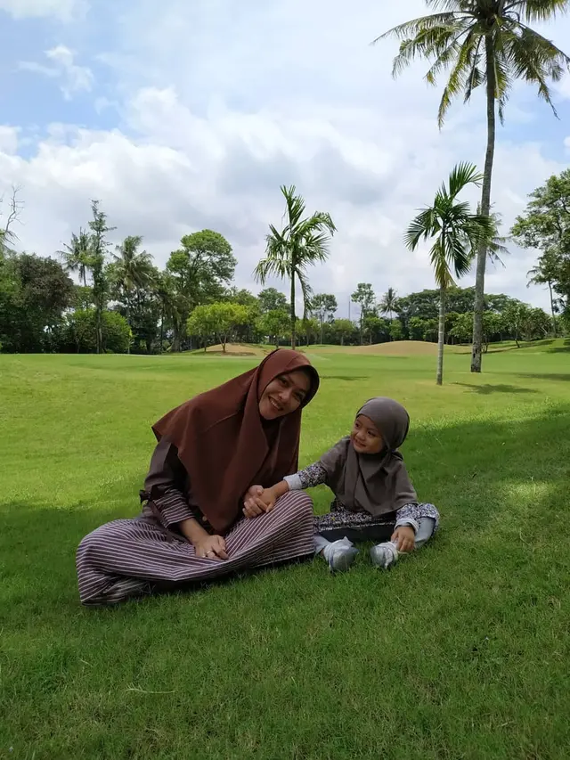 7 Potret Cindri Wahyuni Istri Almarhum Bani Seventeen saat Asuh Anak