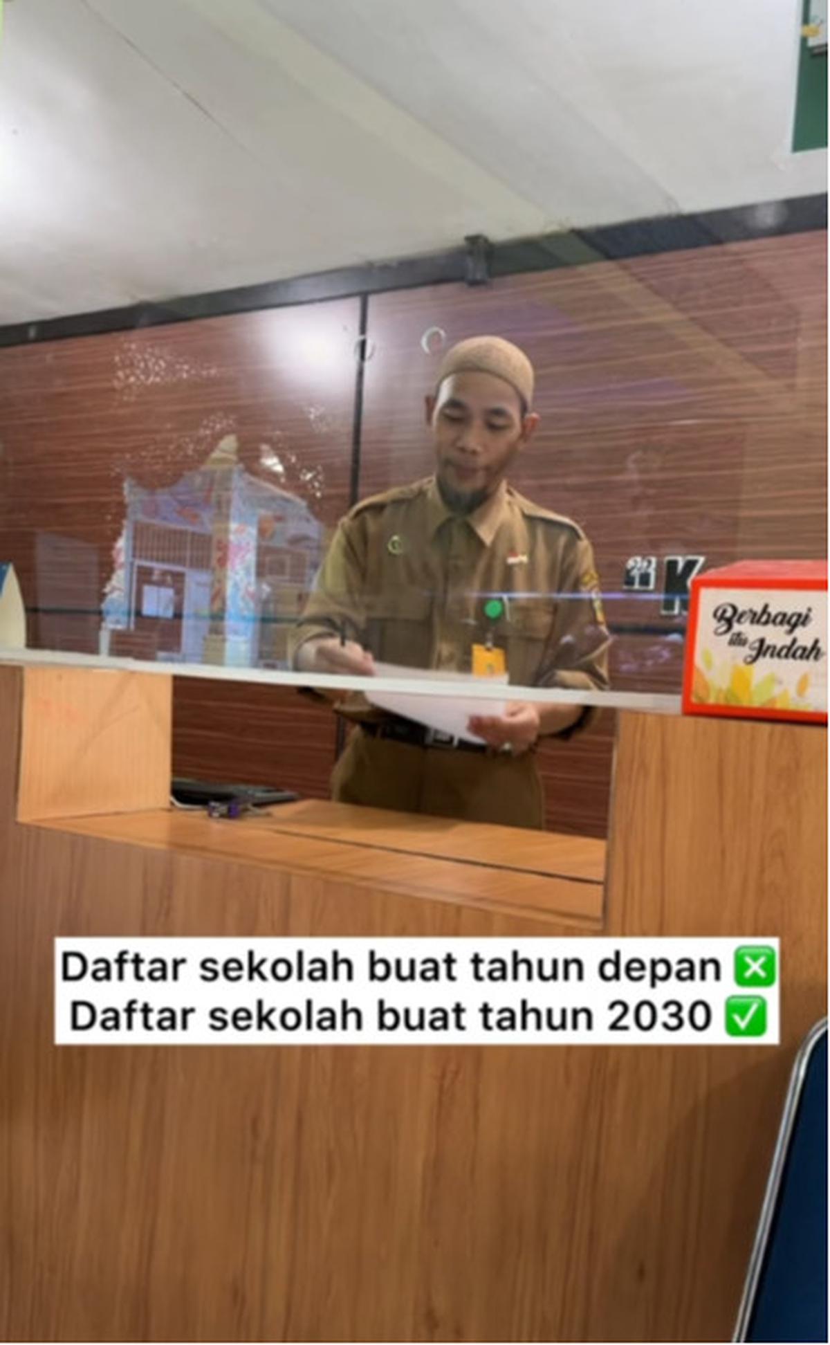 Wanita Ini Daftarkan Anaknya ke Sekolah untuk Tahun 2030 Mendatang, Aksinya Curi Perthatian