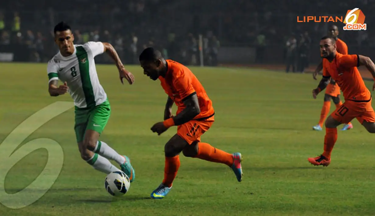 Penyerang Timnas Indonesia (Rafael Maitimo) harus turun ke belakang membantu pertahanan belakang Timnas Indonesia dari gempuran Belanda dalam laga yang digelar di Stadion GBK pada Jumat 7 Juni 2013 (Liputan6.com/Helmi Fithriansyah)