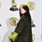 Billie Eilish berpose dengan piala penghargaan Grammy Awards 2020 di Staples Center, Los Angeles, Amerika Serikat, Minggu (26/1/2020). Eilish adalah penyanyi termuda pertama setelah Lorde yang membawa pulang piala Grammy Awards. (Alberto E. Rodriguez/Getty Images for The Recording Academy/AFP)