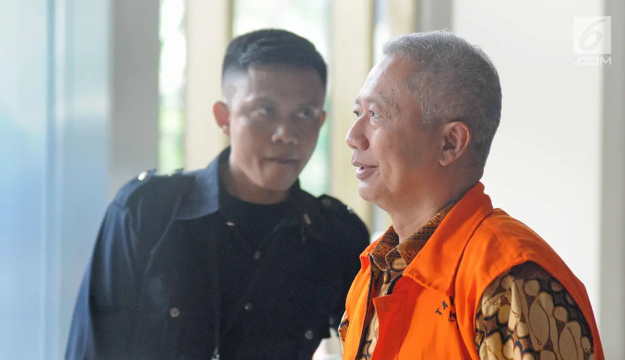 Antonius Tonny Budiono usai menjalani pemeriksaan di KPK, Jakarta, Senin (12/2). Antonius menjalani pemeriksan lanjutan dugaan suap perizinan dan pengadaan proyek di lingkungan Ditjen Perhubungan Laut 2016-2017. (Liputan6.com/Herman Zakharia)