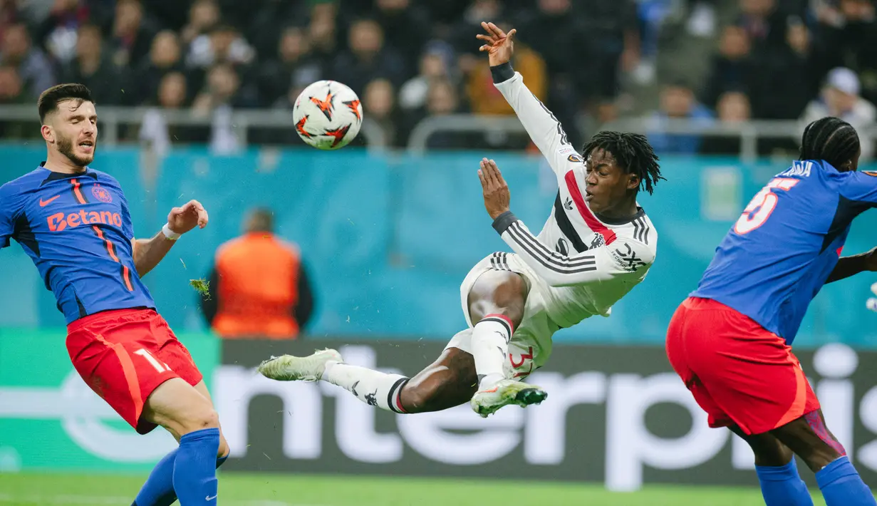 Dua gol kemenangan MU dalam lawatan ke Rumania seluruhnya tercipta di babak kedua, masing-masing lewat aksi Diogo Dalot dan Kobbie Mainoo. (AFP/Andrei Pungovschi)