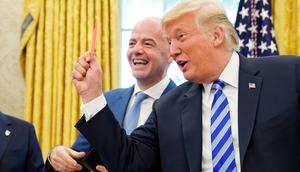 Presiden FIFA, Gianni Infantino (tengah), tertawa saat Presiden AS, Donald Trump, memegang kartu merah selama pertemuan di Oval Office Gedung Putih pada Selasa (28/8). Presiden FIFA bertemu Trump untuk membahas kesiapan Piala Dunia 2026. (AFP/Mandel Ngan)