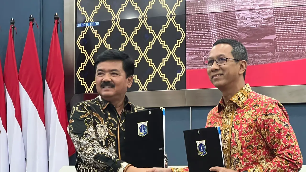Menteri ATR/BPN Hadi Tjahjanto menyerahkan sertifikat Hak Pengelolaan (HPL) pada lokasi pembangunan tanggul laut (NCICD) untuk kawasan Kelurahan Cilincing dan Kalibaru.