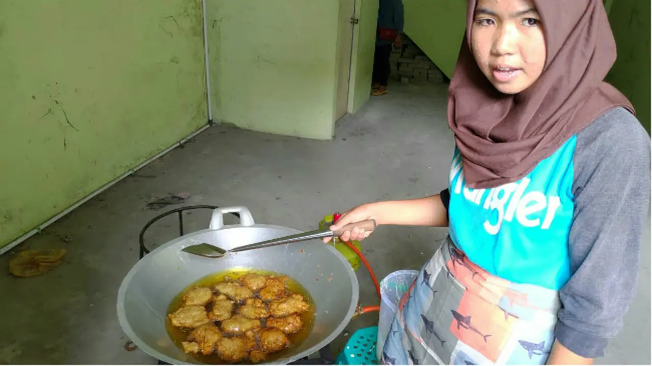 Kisah Nadia Hidupi Tiga Adiknya dengan Menjual Gorengan