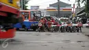 Pengendara menanti melintas di perlintasan Rawa Bambu, Jakarta, Jumat (2/9). Dirjen Perkeretaapian Kemenhub mengusulkan penutupan 19 perlintasan sebidang di Jakarta yang telah dilengkapi jalan layang atau terowongan. (Liputan6.com/Helmi Fithriansyah)