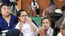 Zahwa dan Aaliyah lesehan bersama teman-temannya menunggu Angie. (Liputan6.com/Abdul Azis Prastowo)