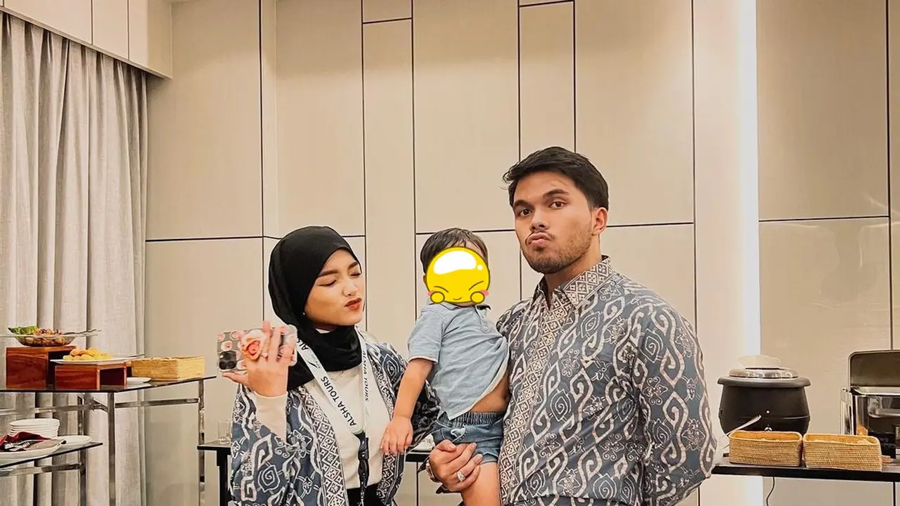 6 Potret Fuji dan Thariq Halilintar Berangkat Umrah Bareng, Curi Perhatian