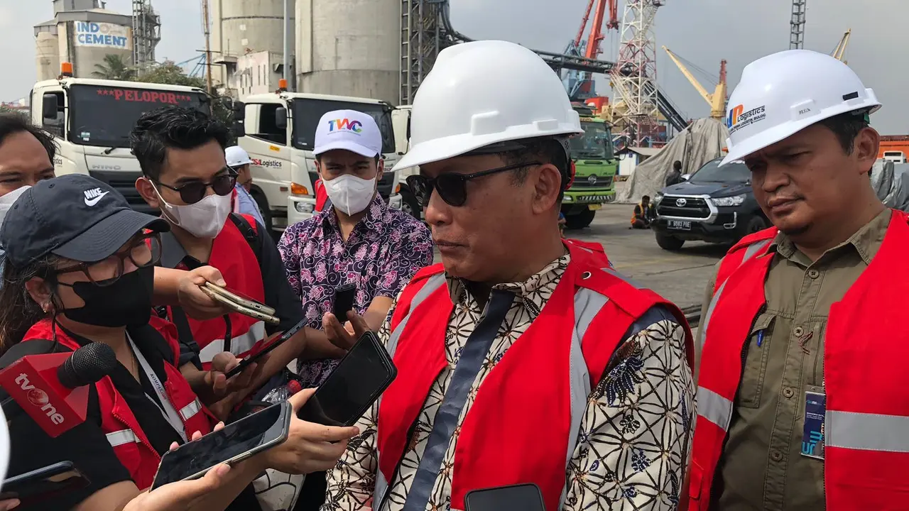 Direktur Utama Perum Bulog Budi Waseso saat menerima beras di Pelabuhan Tanjung Priok, Jumat (16/12/2022).
