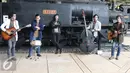 Personel Band D'Masiv berpose usai syuting video klip terbarunya di Museum Transportasi, Taman Mini Indonesia Indah (TMII), Jakarta Timur, Senin (14/11). Band D'Masiv membuat video klip dengan single yang berjudul Melodi. (Liputan6.com/Herman Zakharia)
