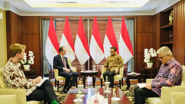 Duta Besar Inggris untuk Indonesia (kiri) dan Menlu RI Sugiono (kanan) dalam pertemuan bilateral, Kamis (8/5/2025). (Dok. Kemlu RI)