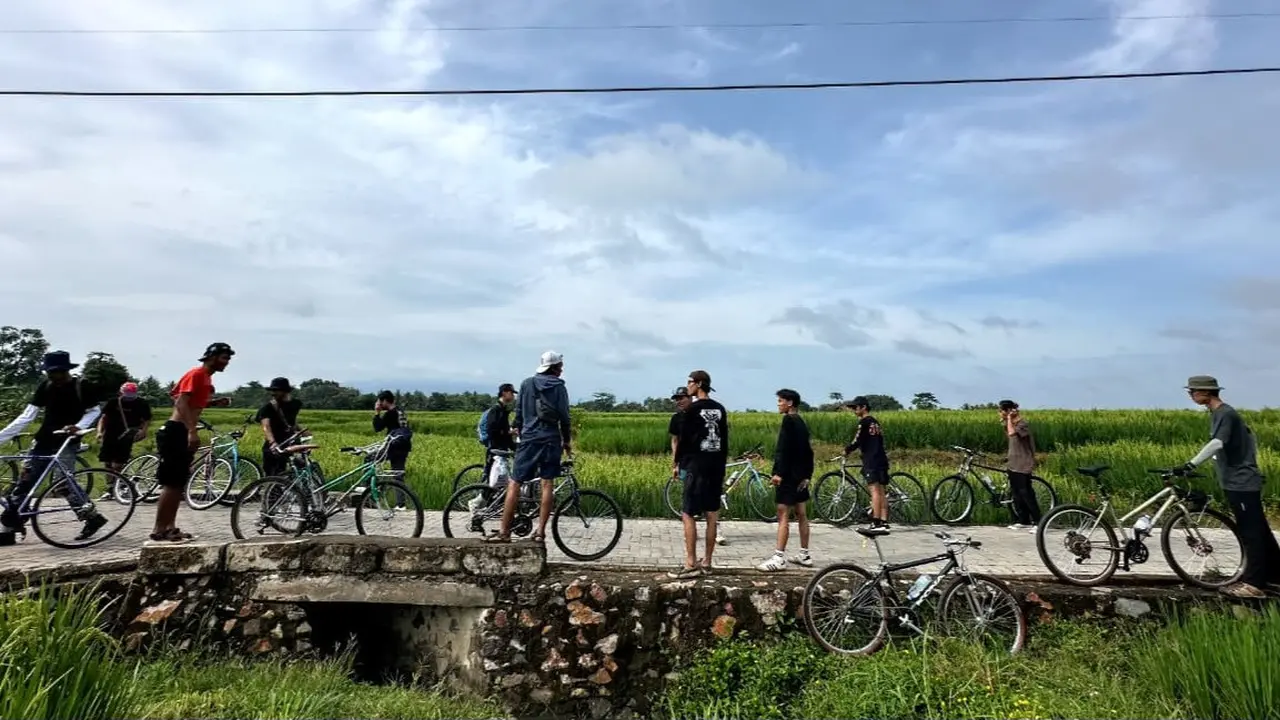 Para pekerja dan warga di Bandar Lampung mulai beralih ke sepeda setelah kebijakan efisiensi BBM berlaku. (Liputan6.com/Ardi Munthe)