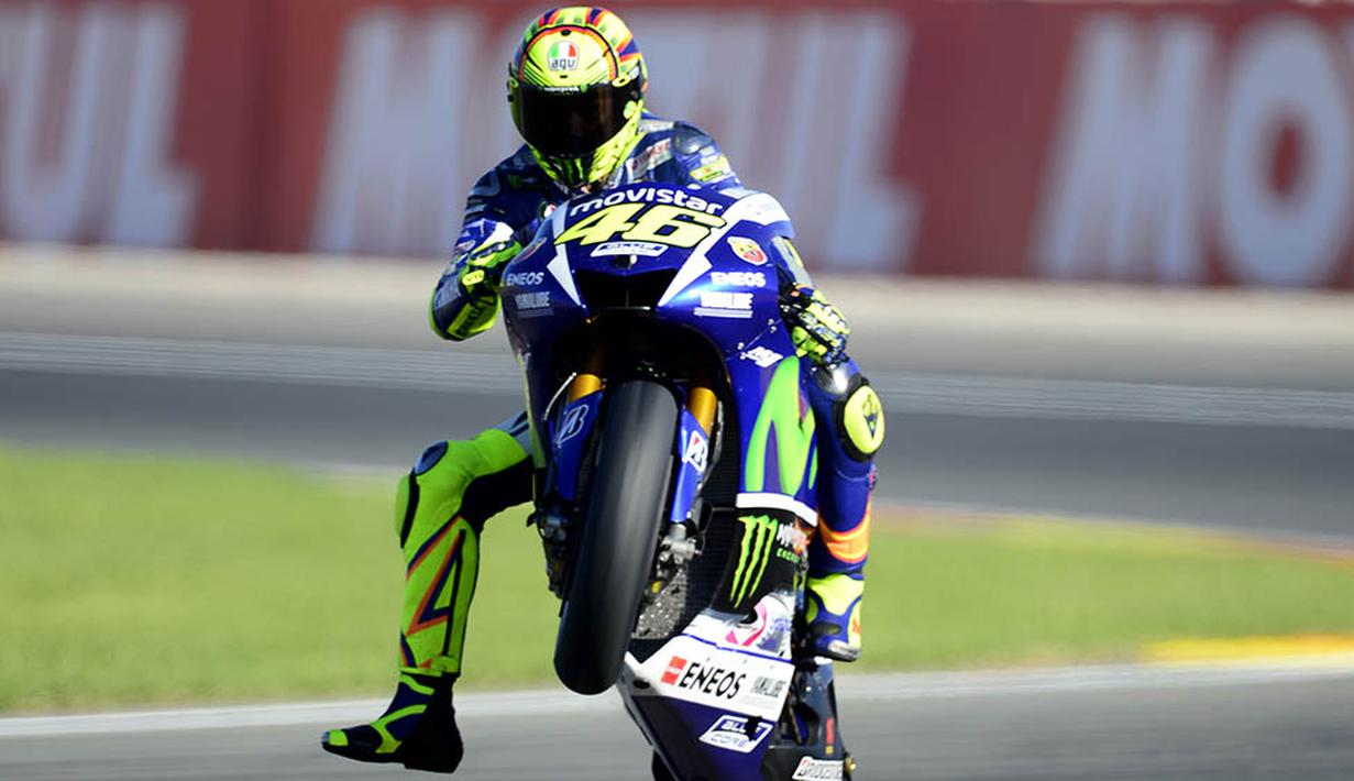 Pebalap Moviestar Yamaha, Valentino Rossi, melakukan jumping wheelie saat latihan jelang GP Valencia di Sirkuit Ricardo Tormo, Spanyol. (AFP/Jose Jordan)