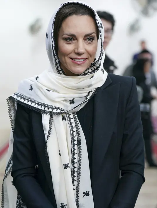 Princess of Wales, Kate Middleton saat mengunjungi Hayes Muslim Centre yang berada di London, Inggris, Kamis (9/3/2023). Ibu tiga anak ini tampil dengan riasan sederhana. (Arthur Edwards/Pool Photo via AP)