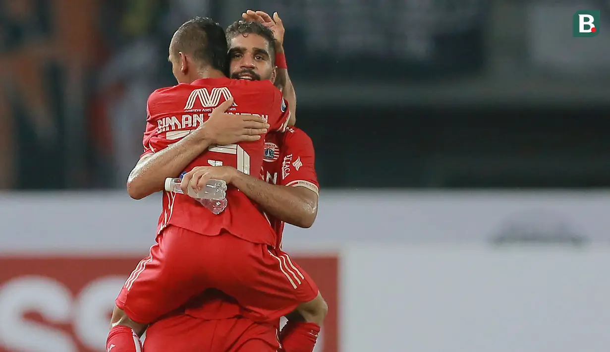 Dua pemain Persija Jakarta, Abdulla Yusuf Helal (belakang) dan Riko Simanjuntak merayakan kemenangan atas Persita Tangerang usai laga pekan ke-6 BRI Liga 1 2022/2023 antara Persija Jakarta melawan Persita Tangerang di Stadion Patriot Candrabhaga, Bekasi, Rabu (24/8/2022) malam WIB. (Bola.com/M Iqbal Ichsan)