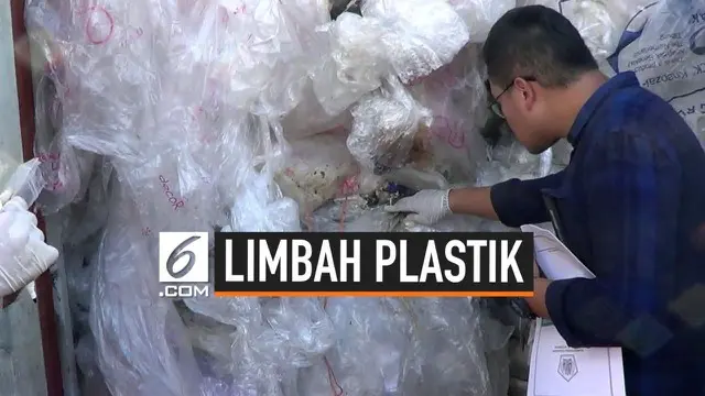 Petugas gabungan lingkungan hidup dan Bea Cukai menyelidiki keberadaan puluhan konteiner limbah plastik di Batam. Petugas mengambil sampel untuk diteliti di Jakarta