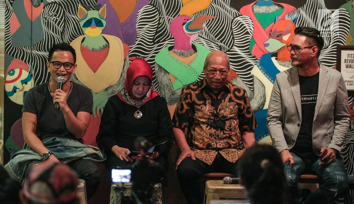 Yosi Mokalu (kiri) memberi penjelasan saat menjadi narasumber dalam diskusi bulanan Masterpiece NKRI Pancasila 9an 'Spirit of Ahok' Oktober (ke lima) di Jakarta, Senin (9/10). Diskusi ini bertemakan 'Ahok, The Untold Story'. (Liputan6.com/Faizal Fanani)