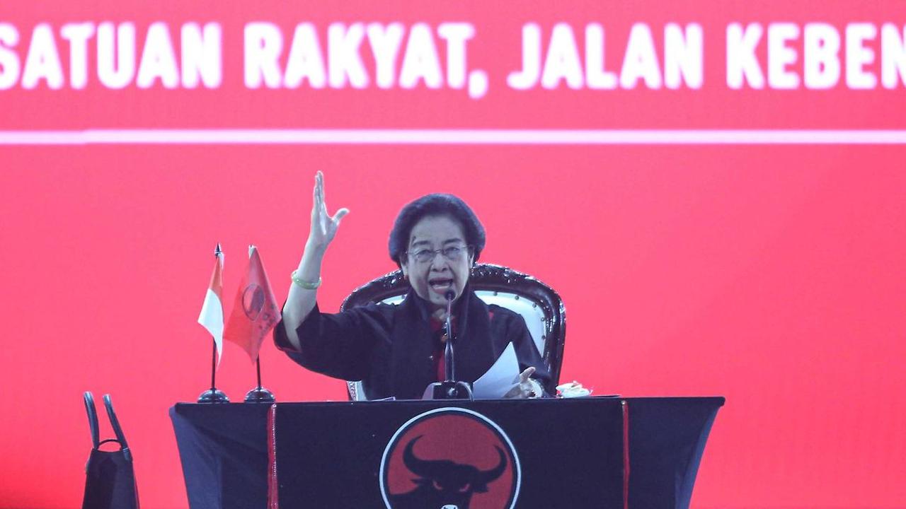 Ketua Umum Partai Demokrasi Indonesia Perjuangan (PDIP) Megawati Soekarnoputri menyampaikan pidato politik&nbsp;dalam pembukaan Rakernas V PDIP di di Ancol, Jakarta, Jumat (24/5/2024). Dalam momen tersebut, Megawati terlihat emosional. Dia tampak menangis