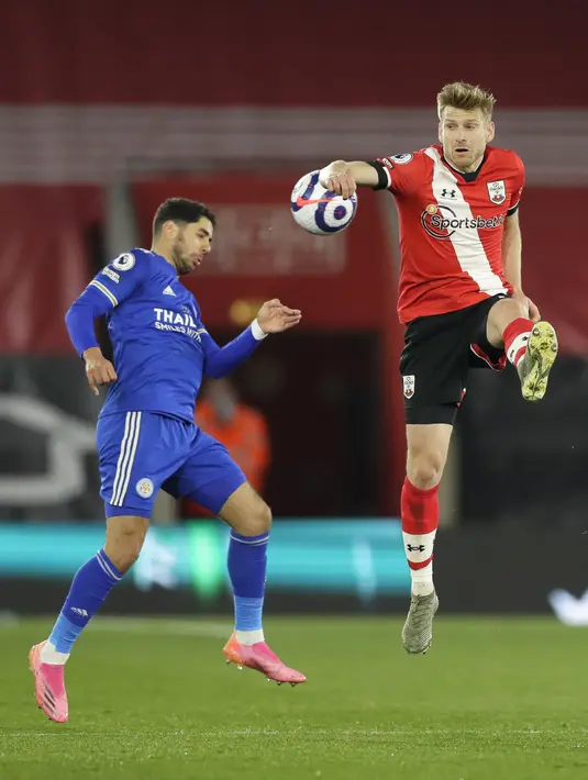 Penyerang Leicester City, Ayoze Perez dan gelandang Southampton, Stuart Armstrong berebut bola dalam laga pekan ke-34 Liga Inggris  di St Mary's Stadium, Sabtu (1/5/2021) dini hari WIB. Laga Southampton vs Leicester City berakhir dengan skor imbang 1-1. (AP Photo/Kirsty Wigglesworth, Pool)
