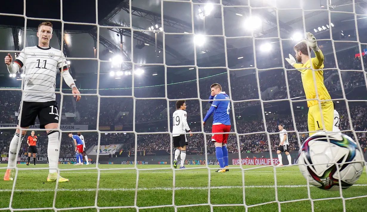 Nasib apes benar-benar terjadi pada Liechtenstein. Mereka dibuat malu lewat tambahan lima gol di babak kedua. Hasil tersebut membuat Liechtenstein harus karam di dasar kalsemen dengan raihan satu poin. Di sisi lain, Jerman semakin mantap di puncak klasemen Grup J. (AFP/Odd Andersen)