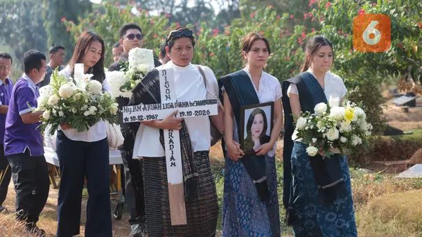 Isak Tangis Marsha Aruan Iringi Pemakaman Sang Ibunda di TPU Tanah Kusir