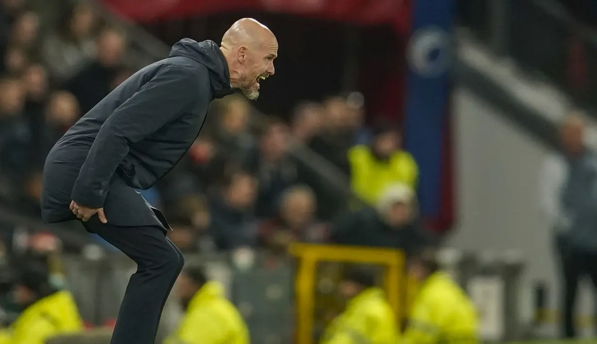 Reaksi pelatih Manchester United, Erik ten Hag (kanan) saat memberikan arahan kepada pemainnya pada laga 16 besar Carabao Cup 2023/2024 melawan Newcastle di Old Trafford, Manchester, Inggris, Kamis (02/11/2023) dini hari WIB. (AP Photo/Dave Thompson)