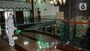Petugas melakukan Penyemprotan Disinfektan di Masjid Baiturrahman Kompleks Parlemen, Senayan, Jakarta, Kamis (22/10/2020). Mulai hari ini Gedung DPR RI akan ditutup selama dua hari ke depan. (Liputan6.com/Johan Tallo)