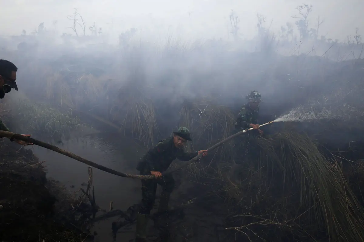 20150912-TNI Bantu Padamkan Kebakaran Lahan di Sumatera