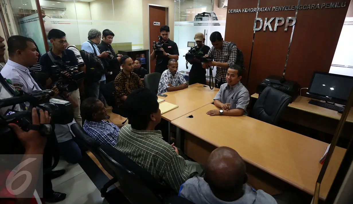 FKMPP meminta DKPP dan Bawaslu untuk mencabut surat Pembatalan Rekomendasi Panwaslu Kabupaten Yapen dan mengusut perampokan Demokrasi yang diduga melibatkan Ketua KPUD Kep.Yapen Papua dan salah satu Paslon, Jakarta, Kamis (16/3).(Liputan6.com/JohanTallo)