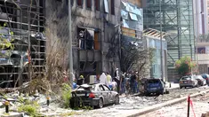 Warga dan petugas saat memeriksa kerusakan yang terjadi di Bank Blom pasca ledakan di Beirut, Lebanon (13/6). Bom meledak di sekitar Bank Blom pada Minggu (12/6) malam. (REUTERS/Jamal Saidi)