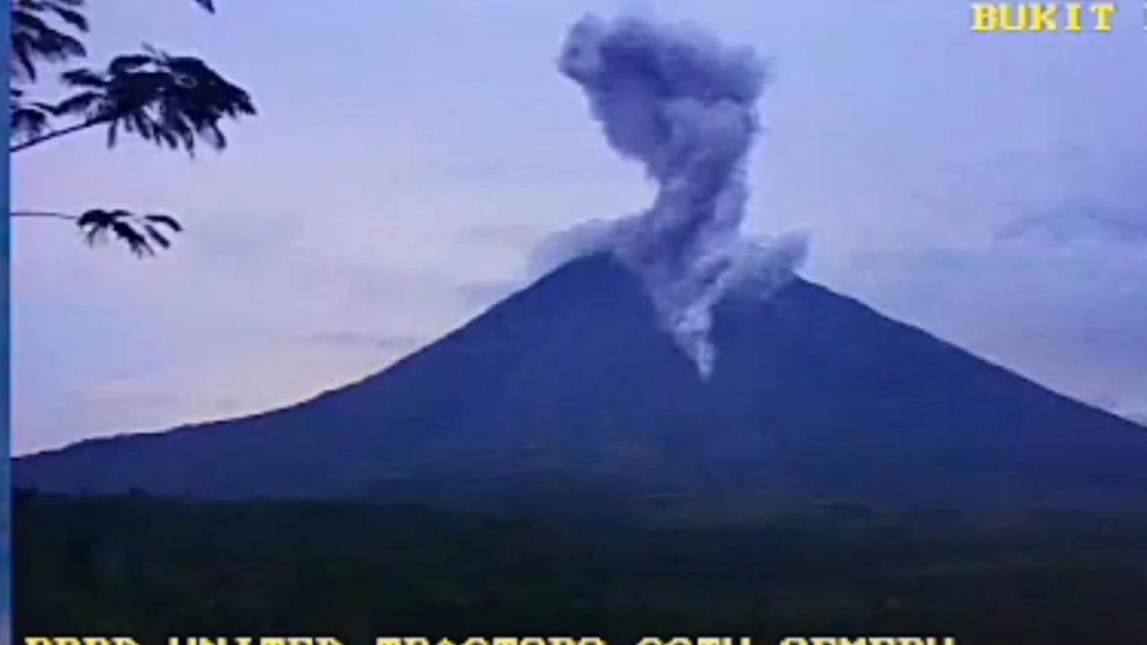 Jalur Pendakian Baru Dibuka, Gunung Semeru Luncurkan Awan Panas Setinggi 2.000 Meter