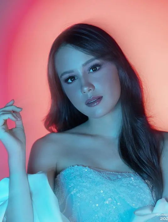 Rambut lurusnya yang dibiarkan digerai, Nicole Rossi bikin pangling. Makeup Nicole di pemotretan kedua ini lebih flawless dengan lipstik glossy warna merah muda. Highlighter di bagian hidung dan bawah mata membuat Nicole Rossi makin cantik. Sorot lampu yang tampak seperti pelangi juga membuat hasil pemotretan bintang sinetron Anugerah Cinta ini semakin apik. (Liputan6.com/IG/@nicole_rossi_)
