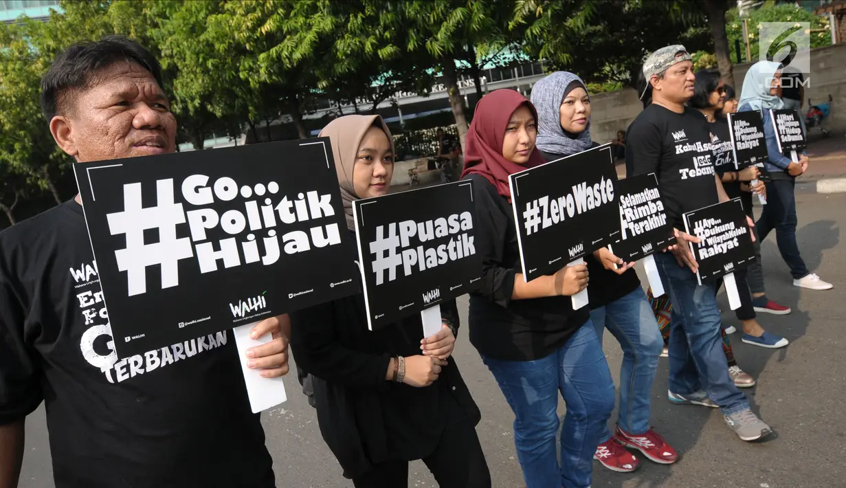 Sejumlah aktivis Walhi berjalan mengampanyekan pengurangan penggunaan plastik di kawasan Bundaran Hotel Indonesia, Jakarta, Minggu (6/3). Mereka mengajak masyarakat mengurangi penggunaan plastik. (Liputan6.com/Helmi Fithriansyah)