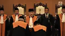 Abdul Manaf dan Pri Pambudi melakukan penandatanganan saat dilantik sebagai Hakim Agung di Gedung Mahkamah Agung, Jakarta, Rabu (15/8). Pri Pambudi sebelumnya menjabat Hakim Tinggi Pengadilan Tinggi Semarang. (Merdeka.com/Iqbal Nugroho)