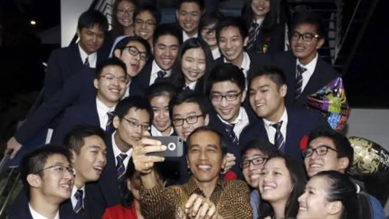 Jokowi Dikerubuti Teman Kaesang di Singapura untuk Selfie