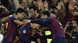 Pemain-pemain Barcelona merayakan gol pertama yang dicetak Lionel Messi. (AFP PHOTO/LLUIS GENE)