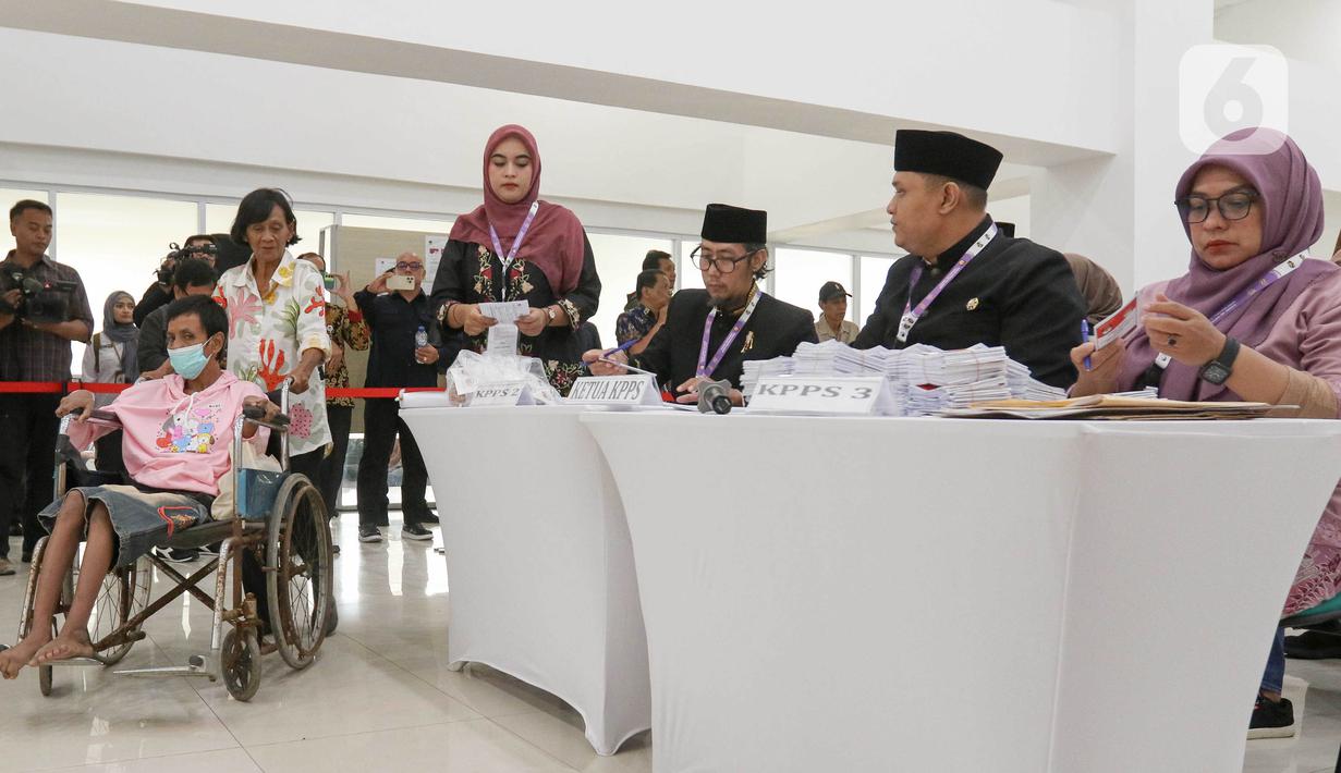 Saat ini KPU wilayah kota dalam tahap pelipatan surat suara. (Liputan6.com/Herman Zakharia)