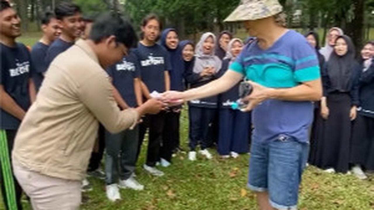 Babah Alun juga terlihat membagikan sedikit rezekinya kepada masyarakat yang ditemuinya.